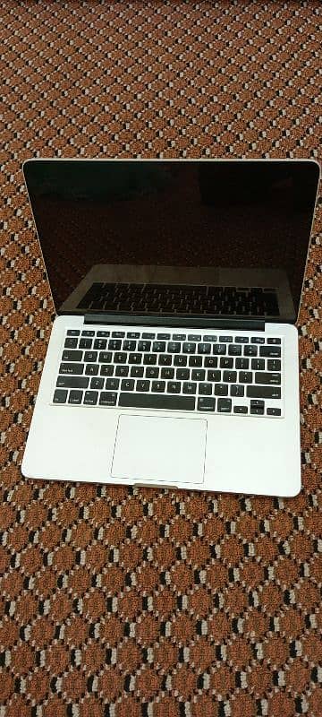 Macbok Pro 2015 8/256 intel core i5 10 by 9 condition urgent sale 3