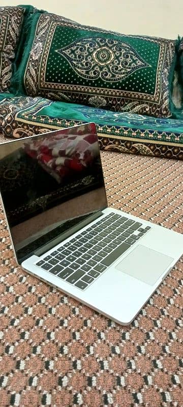 Macbok Pro 2015 8/256 intel core i5 10 by 9 condition urgent sale 4