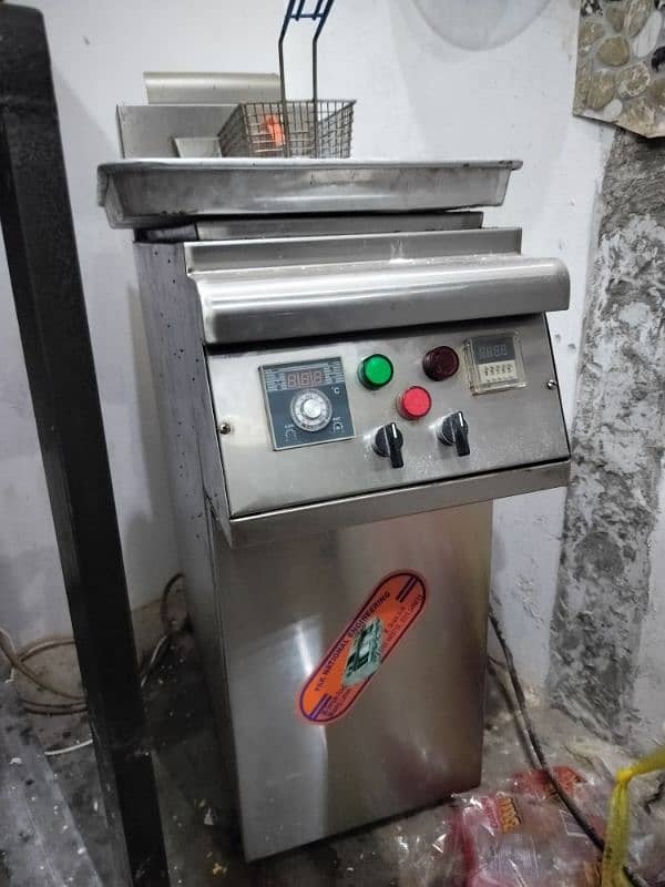 new oven and 16 liter fryer full Brand New condition 3