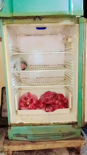 Used fridge for sale , medium size fridge 3