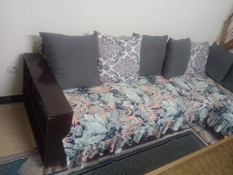 l shae sofa with diwan center table  and 4couches 4