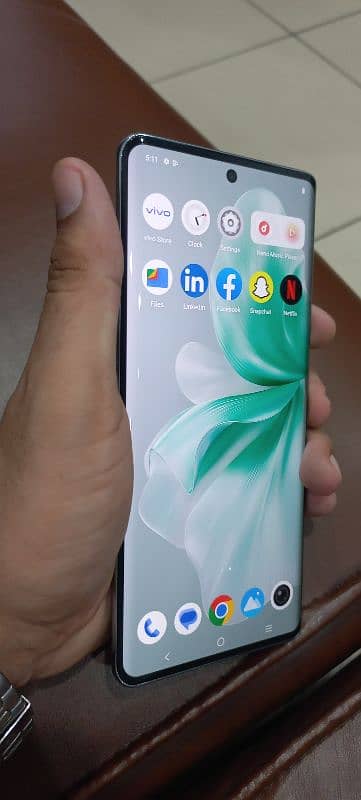 vivo V30 very Good price read this aid Neat and clean. 3