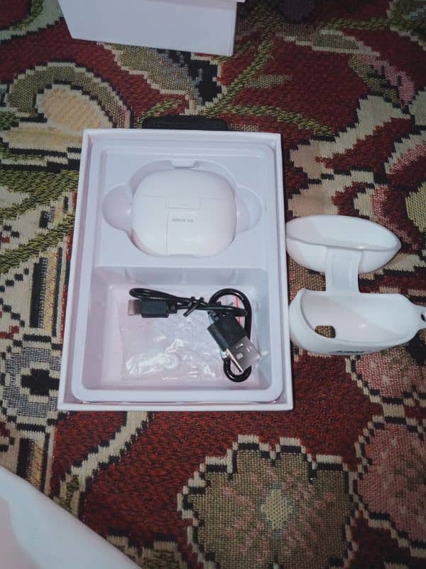 ear buds new 0