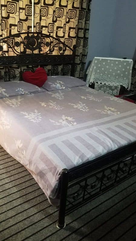 Queen bed with mattress 0