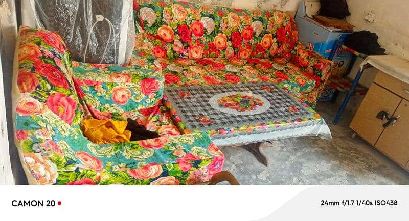 bed set sofa set table set almariyan condition bilkul theek h new jesi 7