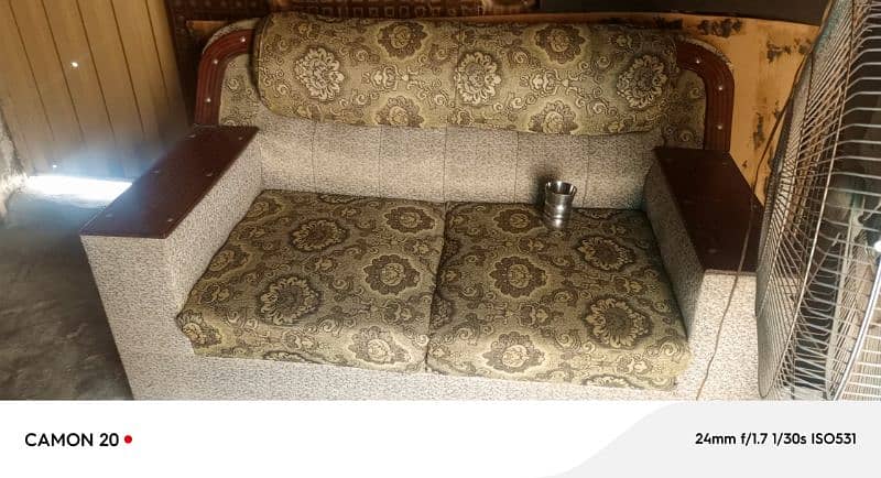 bed set sofa set table set almariyan condition bilkul theek h new jesi 8