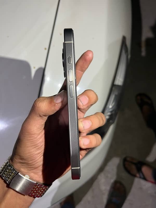 iPhone 15 pro Natural Titanium 2