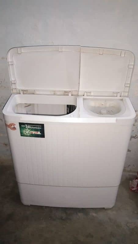 Dawlance ki Washing Machine Double spinner b sath Attach hai 1