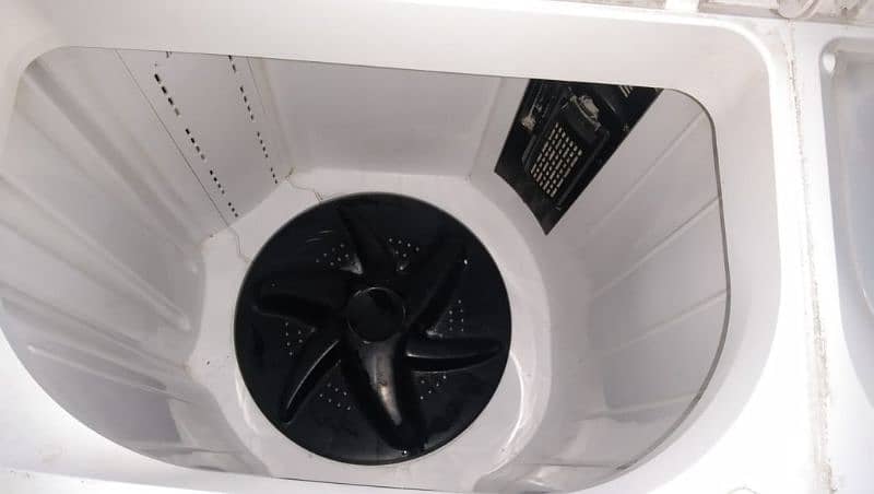 Dawlance ki Washing Machine Double spinner b sath Attach hai 2