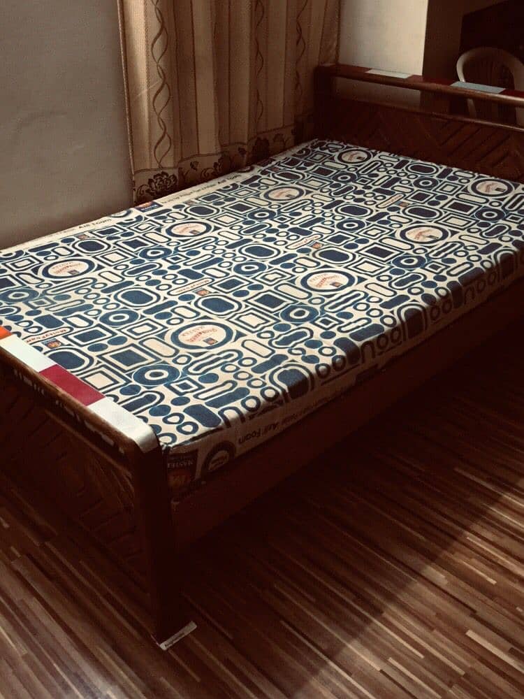 bed single se barha  size 4ft by 6.6 ft with molty mattress 0