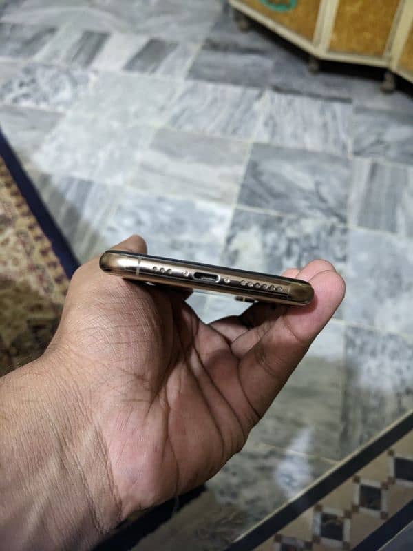 iPhone XS 64 GB PTA Approved Golden Color 4