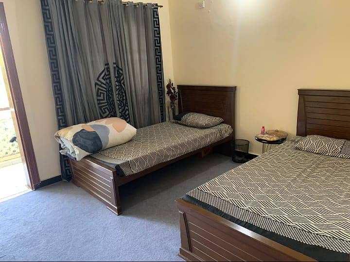 One bed room flats for rent only for student girls and jod holders girls 1