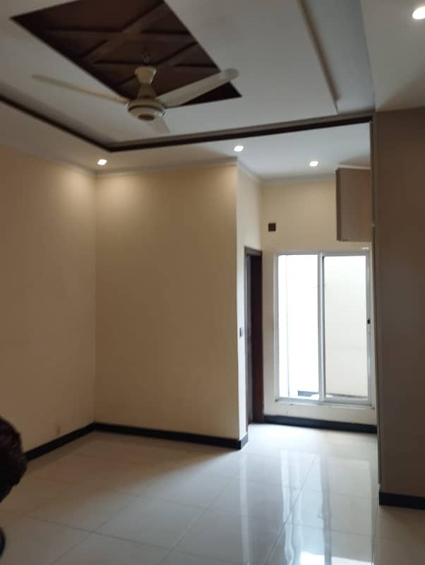 Flate for rent in johar town only for students girls and job holders girls 4