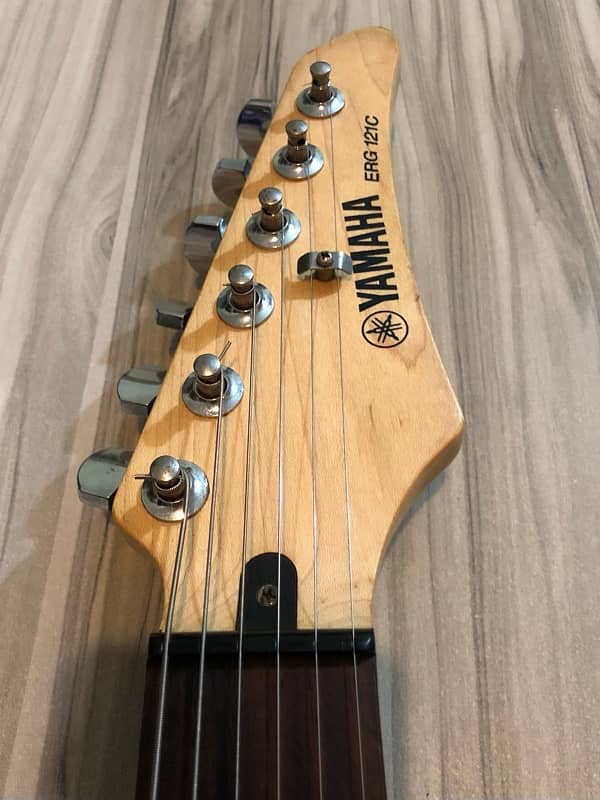 Yamaha Electric Guitar 4