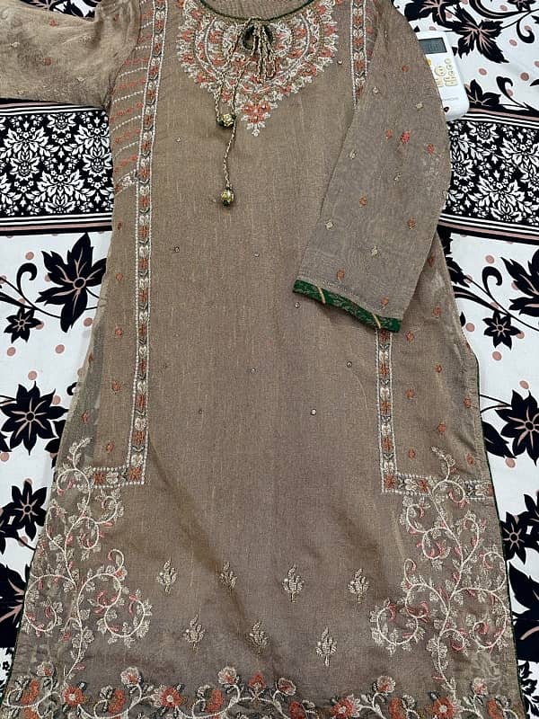 4 peics suit sale complete dress  fabric khaadi net BRAND Naqoosh hai 3