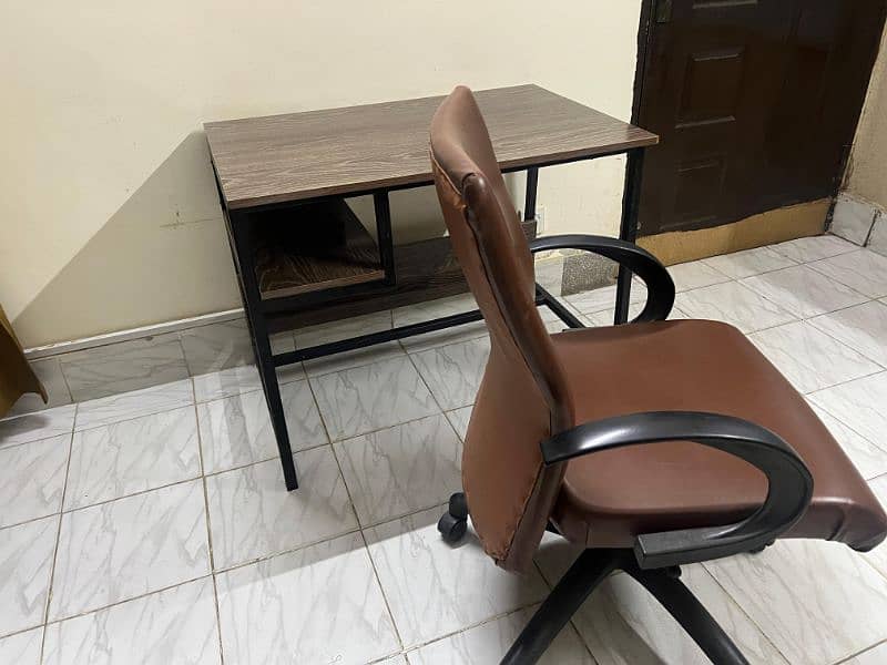 Office Table and chair in excellent condition 2