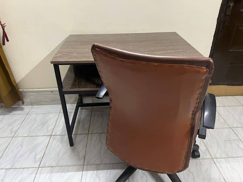 Office Table and chair in excellent condition 4