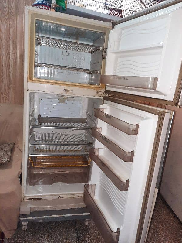 fridge fo sale in v. reasonable price 4