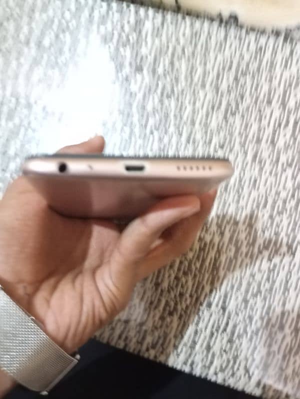 Vivo y81s in excellent condition 6GB ram  used for 3 month, no issue 2