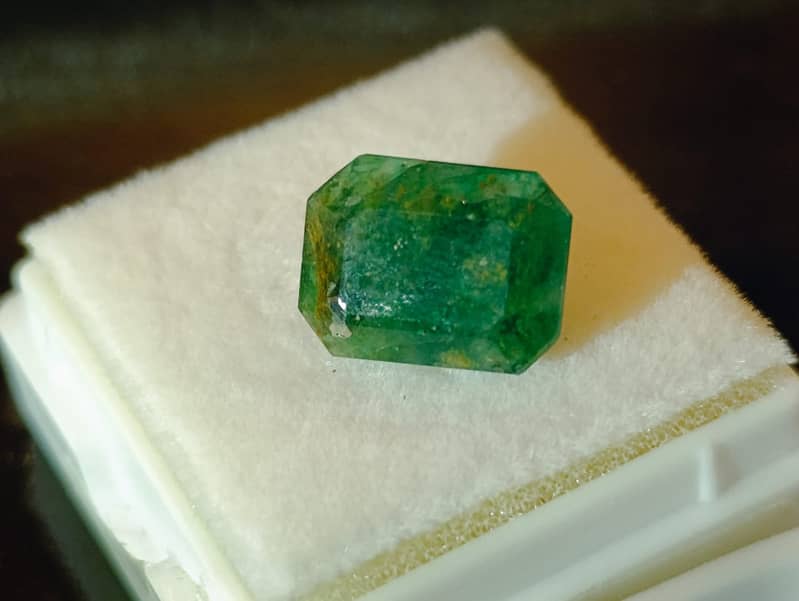 Natural Emerald Stone 4.57 Carats - Free Delivery All Over Pak 1