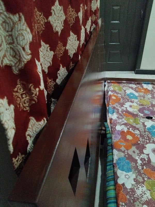 King size Double floor bed Neat condition 6