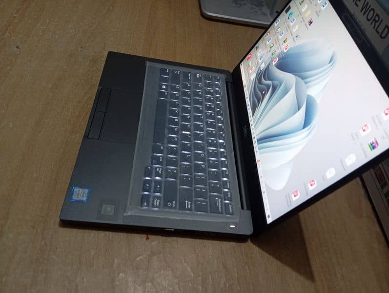 Laptop Dell i5 8th gen 16 GB Ram 256 SSD Touch & Type 3