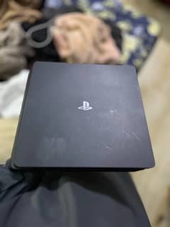 PS4 SLIM 500GB WITH TWO ORIGINAL CONTROLLERS AND 4 GAMES