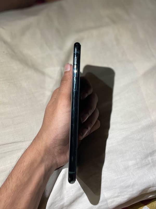 iPhone 11 Pro Max  ( URGENT SALE) 1