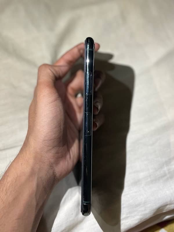 iPhone 11 Pro Max  ( URGENT SALE) 2