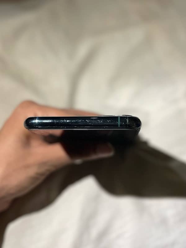 iPhone 11 Pro Max  ( URGENT SALE) 4