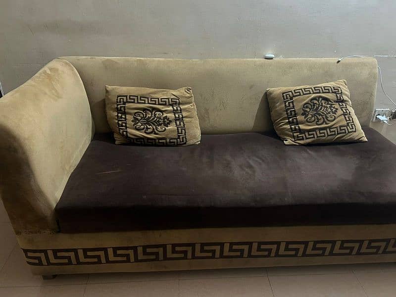 L shaped sofa for sale with amazing table, very good quality and cheap 2