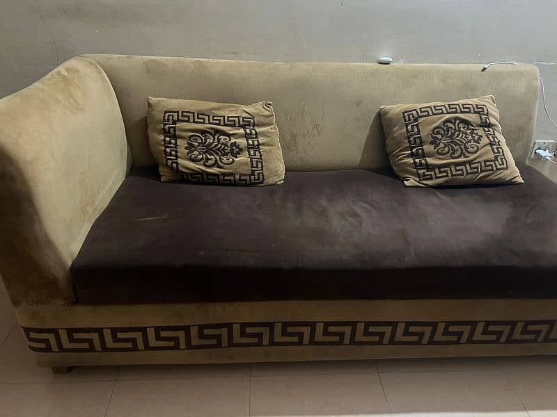 L shaped sofa for sale with amazing table, very good quality and cheap 4