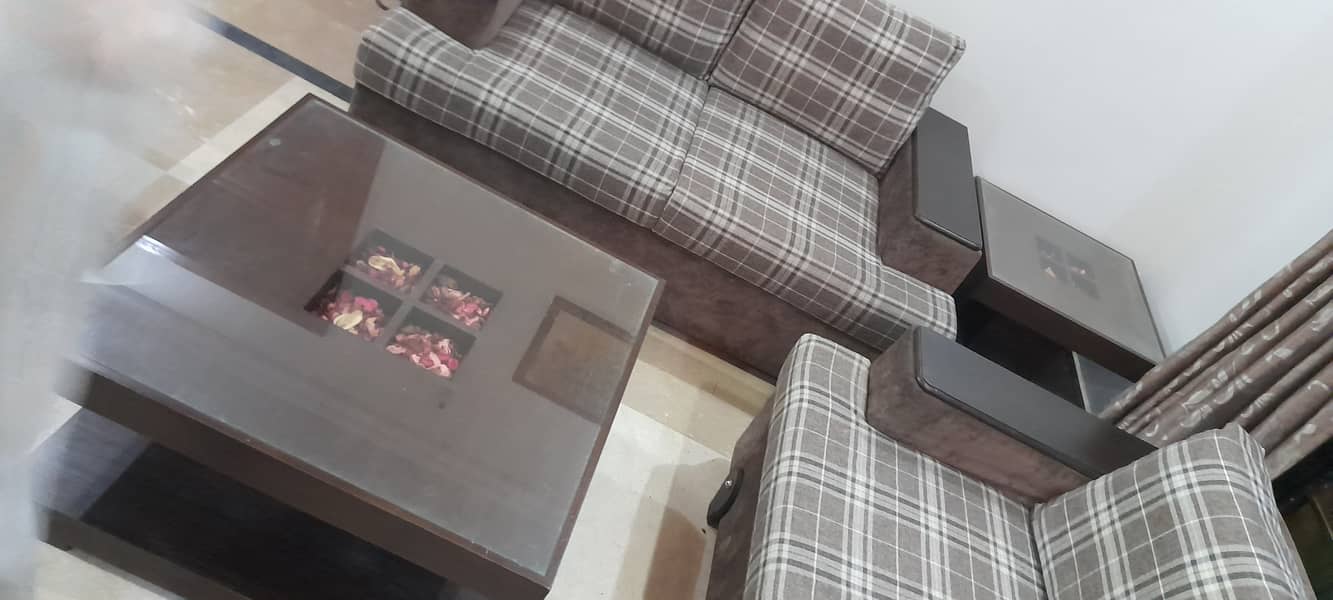 7 seater sofa 10/10 Condition & Center Table Set 2