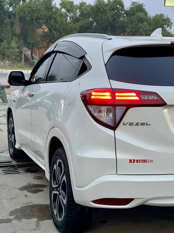 Honda Vezel 2014 pearl white 2019 Islamabad reg 11