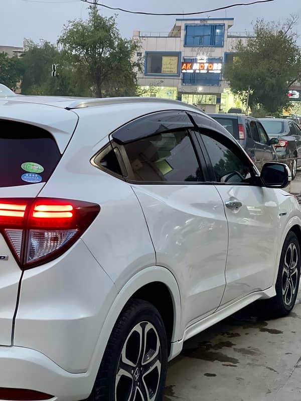 Honda Vezel 2014 pearl white 2019 Islamabad reg 12