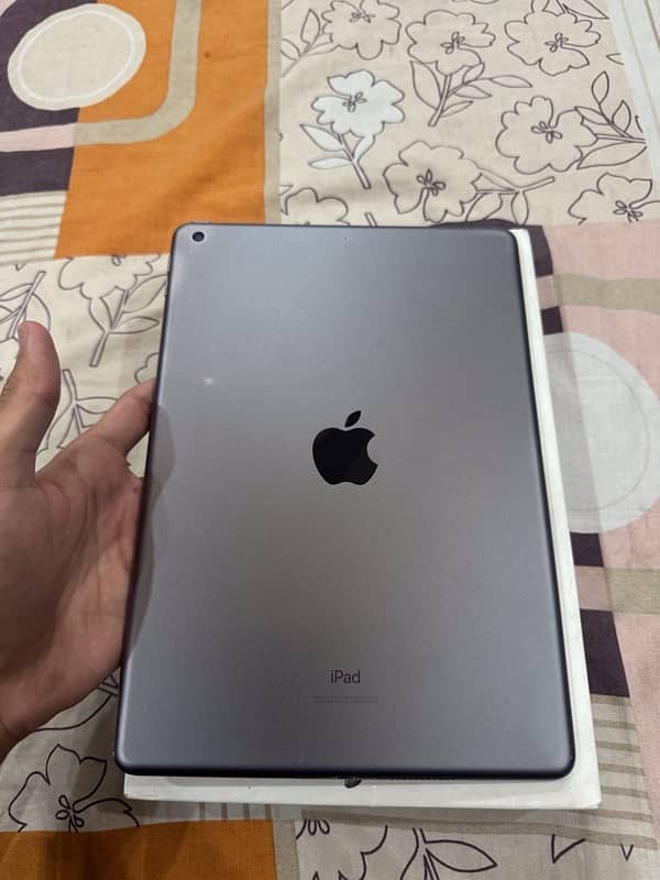 Ipad 7th Generation 32gb 10.2’ For urgent sale with box 1