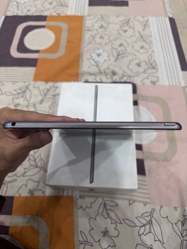 Ipad 7th Generation 32gb 10.2’ For urgent sale with box 2