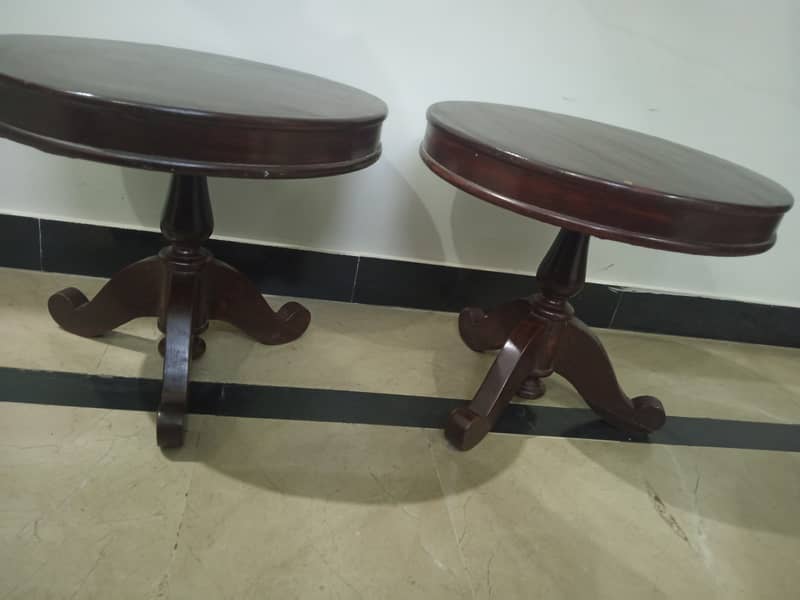 Pack of 2 Wooden round table/ condition 8/10 / only polish required 0