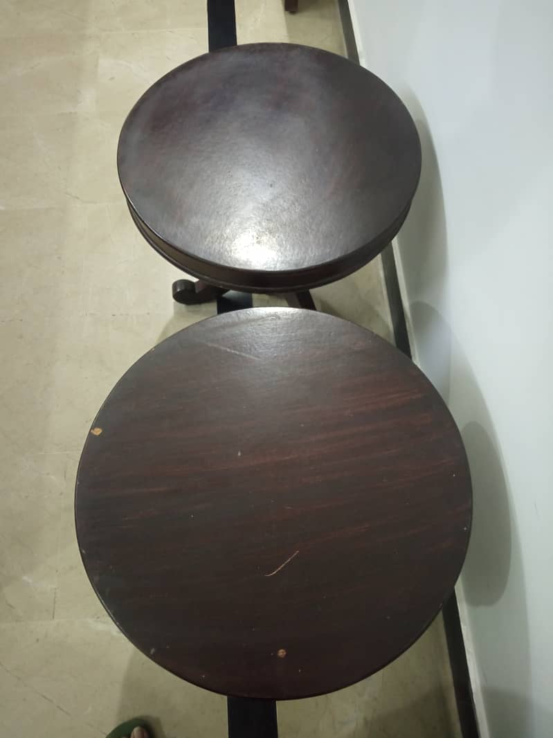 Pack of 2 Wooden round table/ condition 8/10 / only polish required 1