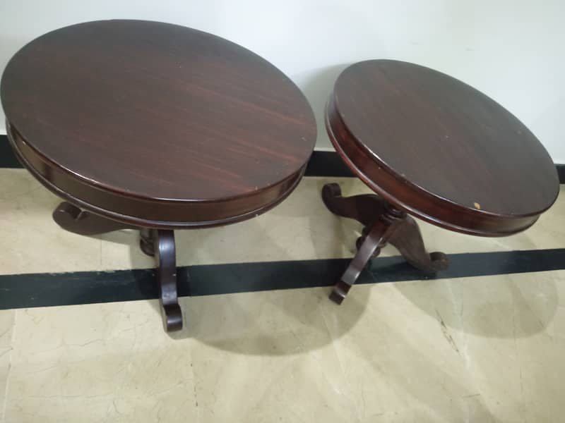 Pack of 2 Wooden round table/ condition 8/10 / only polish required 2