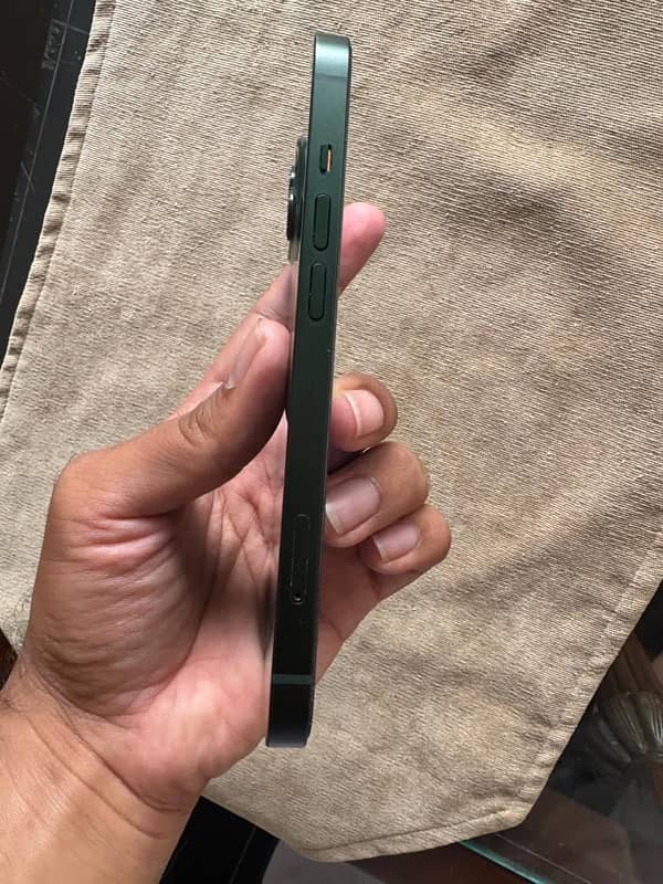 iPhone 13 128 midnight green 3