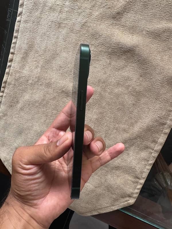 iPhone 13 128 midnight green 4