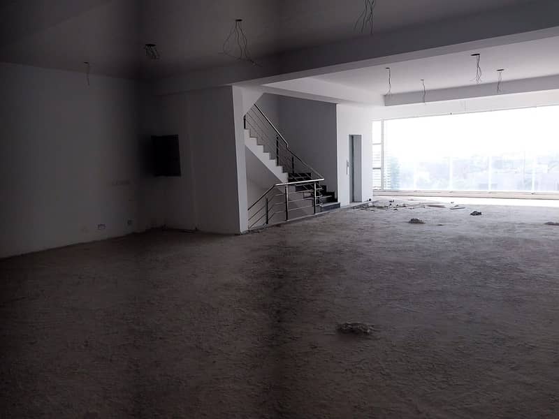 Defence Raya 8 Marla fourth floor office with lift for rent 4