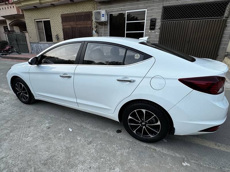 Hyundai Elantra 2022 13