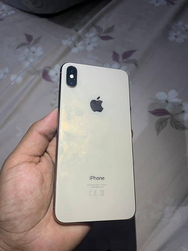 iPhone Xs max Gold colour 64 GB non pta 1