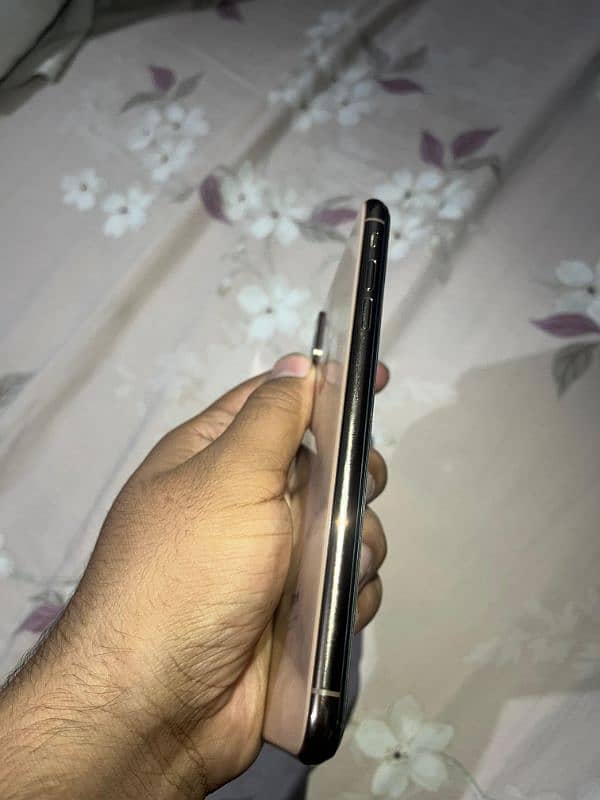 iPhone Xs max Gold colour 64 GB non pta 4