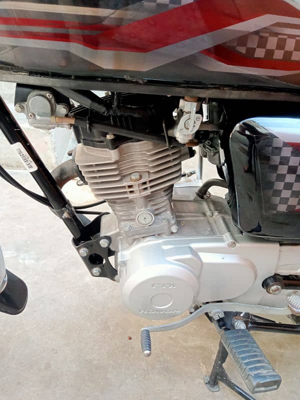 Honda CG 125 model 2024 ka 6 month unregistered 1300 km Chali ve 2