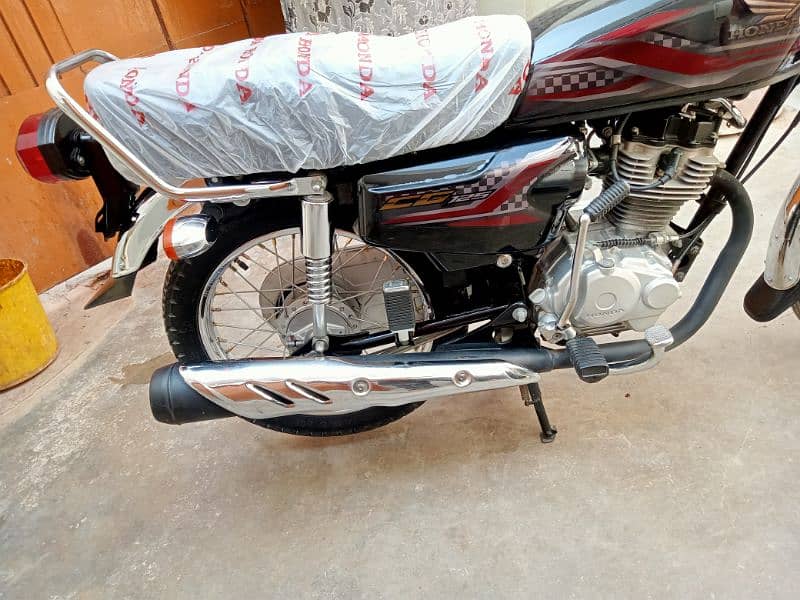 Honda CG 125 model 2024 ka 6 month unregistered 1300 km Chali ve 4