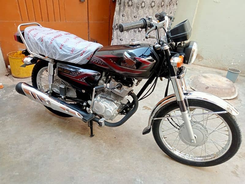 Honda CG 125 model 2024 ka 6 month unregistered 1300 km Chali ve 5