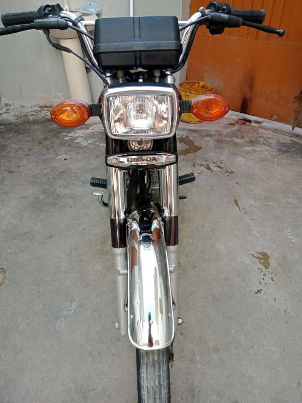 Honda CG 125 model 2024 ka 6 month unregistered 1300 km Chali ve 6